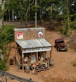 加油站模型，旁边有一辆卡车