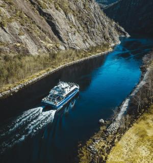 沿着峡谷河流行驶的船