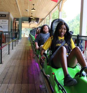 一男一女乘坐过山车