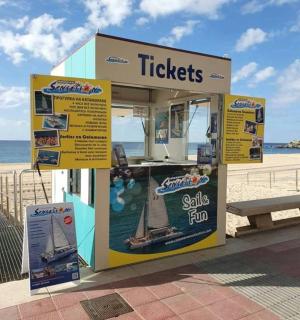 海滩边的一个小亭子