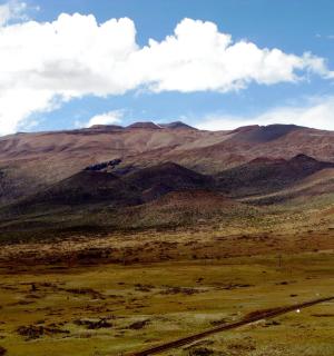 pohled na pohoří s nezpevněnou cestou