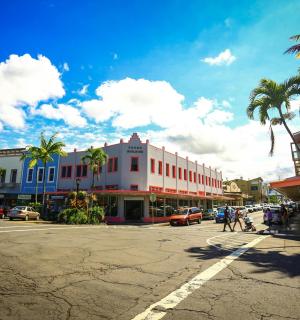 一座有棕榈树和建筑物的小镇的空荡街道