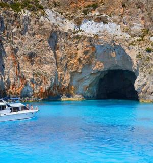 bátur í vatninu fyrir framan helli