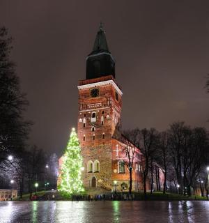 一座大楼，前面有一棵圣诞树