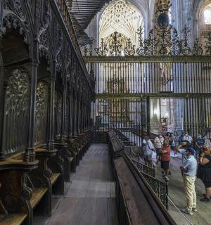 一群人站在一座大教堂里