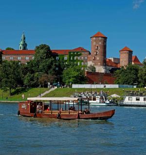 城市前水中的一艘船