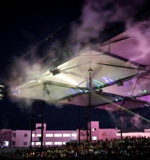 夜晚舞台前的人群