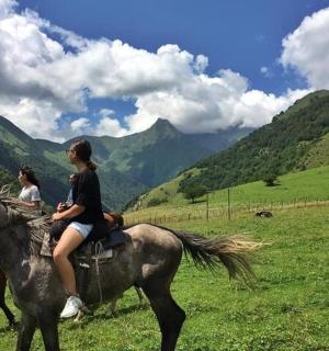 两名女子在田野里骑马