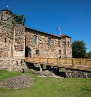 一座巨大的石头建筑,前面有一座桥