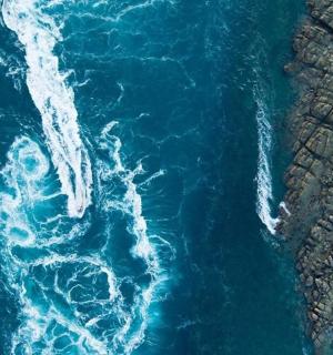 海浪高耸的海洋鸟瞰图