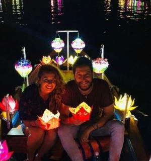 一男一女坐在灯火通明的船上