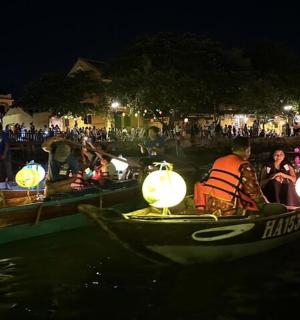 一群人在夜间乘船在水中