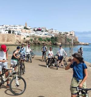 一群人在水边的码头上骑自行车