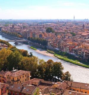 有河流和建筑物的城市景观