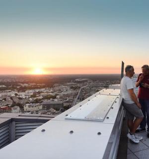 eine Gruppe von Menschen, die auf der Dachkante stehen