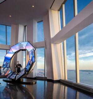 一栋有窗户的建筑物里有大镜子的房间