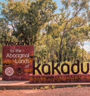 cedule u vchodu do domorodých území parku Kokowana