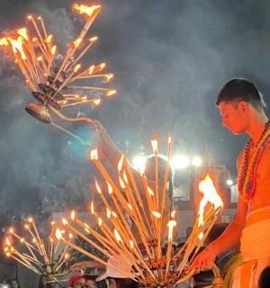 人群中手持烟花的男子