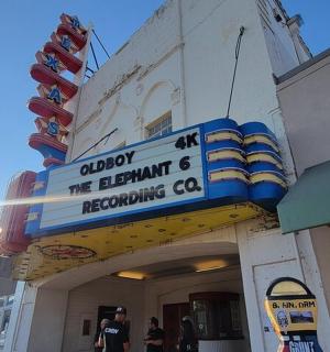 cedule na průčelí budovy