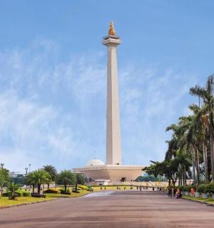 monumen di hadapan bangunan dengan pokok palma