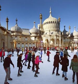 一群人在建筑物前滑冰