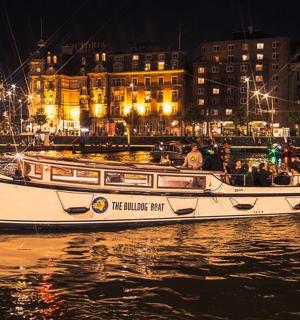 夜间水上载满人的船