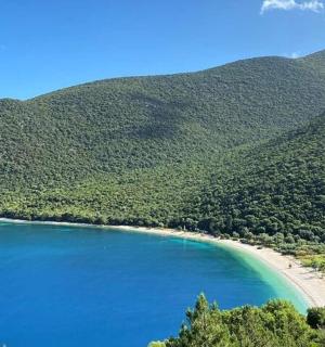 vista d'una platja amb muntanyes al fons
