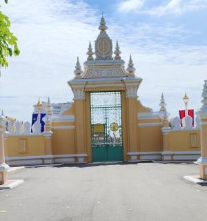 一座黄色的建筑,顶部有一座钟