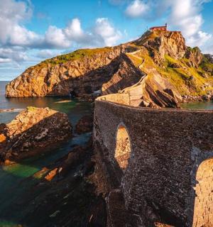 一座山，山顶上有一座房子，位于水中