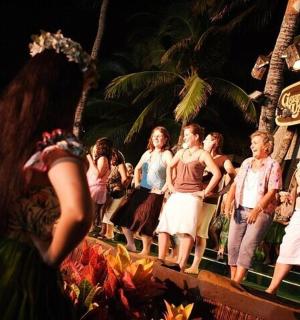 skupina lidí stojící na plotě