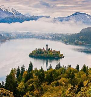 ostrov uprostřed jezera s horami