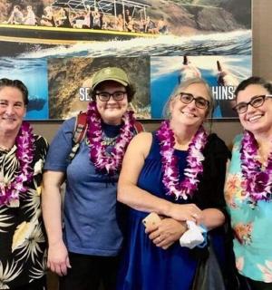 tři ženy pózující pro obrázek před obrazem