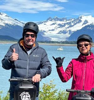 一男一女站在水边