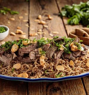 桌上有一盘有肉和坚果的食物