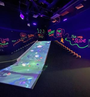 房间里有幻灯片的舞台