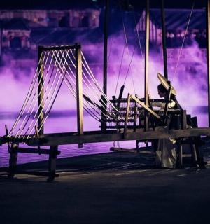 晚上坐在水边的长椅上