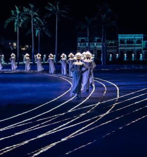 一群人在晚上走在街上