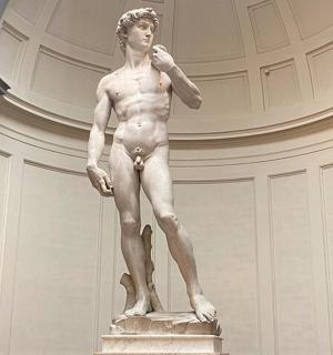 站在建筑物中的男人雕像