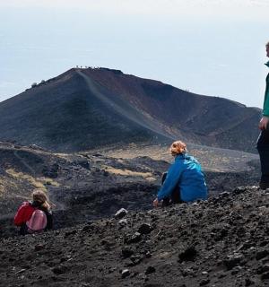 skupina lidí sedících na vrcholu hory