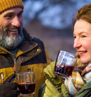 一男一女手捧红酒杯