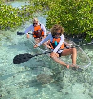 两个人坐在水中的皮划艇上