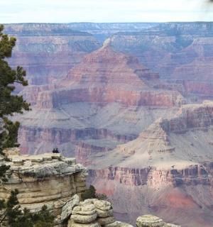 从有利位置俯瞰大峡谷