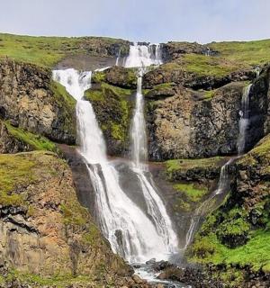 vodopád na úbočí hory