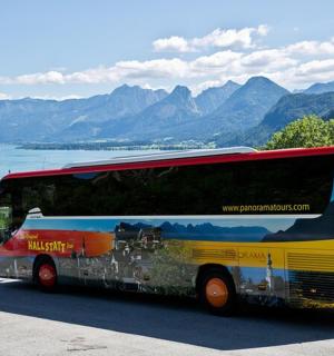 шарени аутобус паркиран поред пута