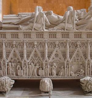 建筑物内的一座大型白色雕像