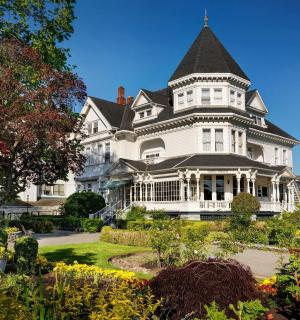 一座带有塔楼的白色大房子