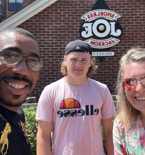 група људи који стоје испред зграде