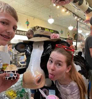 一个女孩在牛雕像前吐舌头