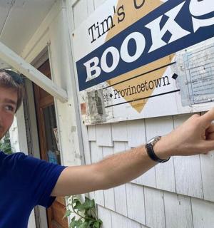 一名男子站在商店前做手势