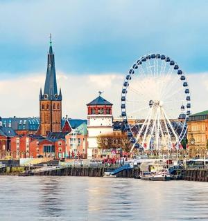 河边有摩天轮的城市